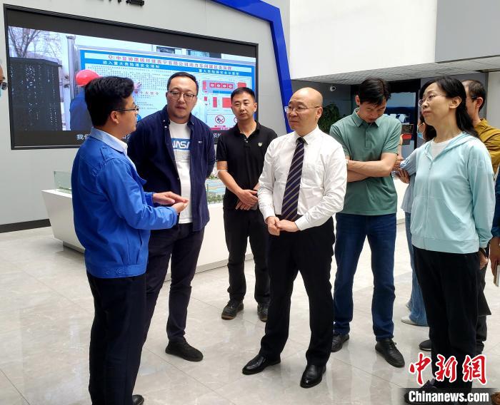 圖為全國政協(xié)委員、農(nóng)工黨青海省委主委王昆(中)在企業(yè)調(diào)研?！」鶟M福 供圖
