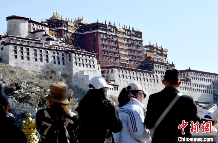 4月17日，游客在拉薩布達(dá)拉宮觀景臺拍照留念?！±盍?攝