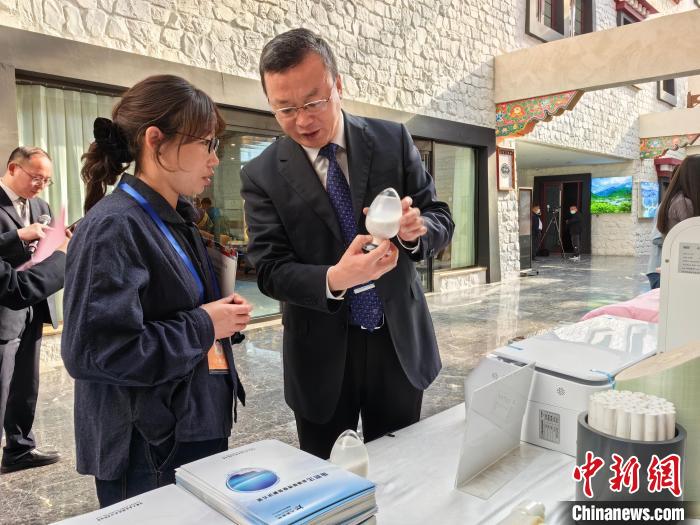 圖為簽約企業(yè)現(xiàn)場推介自己的產(chǎn)品?！≮w延 攝
