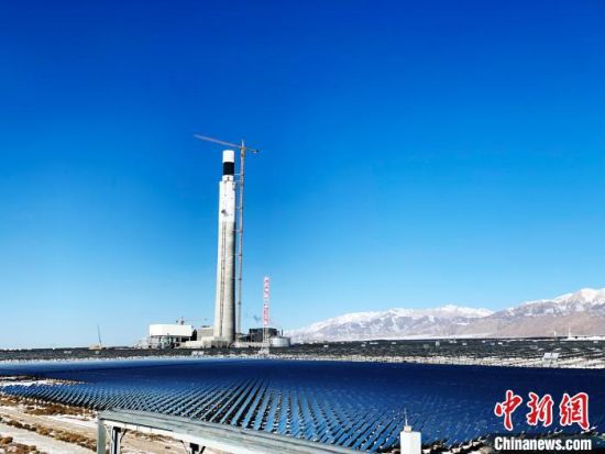 圖為地處柴達(dá)木盆地的光伏電站?！O睿　攝