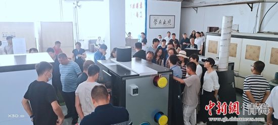 圖為行業(yè)內(nèi)人員進(jìn)行項(xiàng)目參觀。 活動(dòng)主辦方供圖