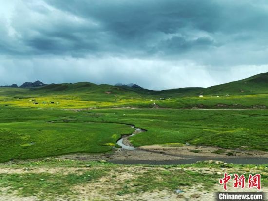 自2005年啟動三江源生態(tài)保護和建設(shè)工程以來，果洛州共治理黑土灘315.11萬畝，使果洛州生態(tài)環(huán)境15年來得到明顯好轉(zhuǎn)?！O睿 攝