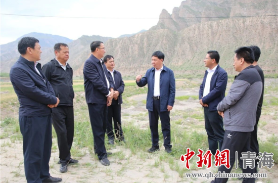 圖為黃南州有關(guān)領(lǐng)導(dǎo)現(xiàn)場踏勘、督導(dǎo)生態(tài)環(huán)保責(zé)任落實(shí)情況現(xiàn)場。黃宣攝