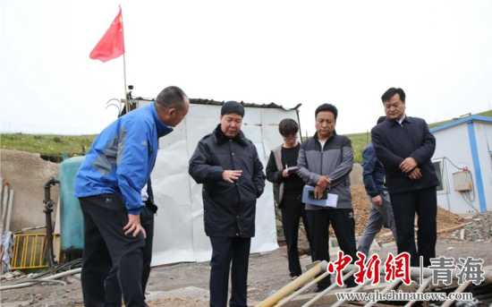 圖為黃南州有關(guān)領(lǐng)導(dǎo)現(xiàn)場踏勘、督導(dǎo)生態(tài)環(huán)保責(zé)任落實(shí)情況現(xiàn)場。黃宣攝