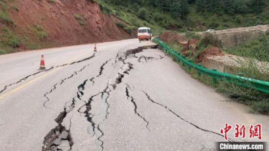 圖為發(fā)生路基下沉滑移險情的路段。果洛公路總段供圖