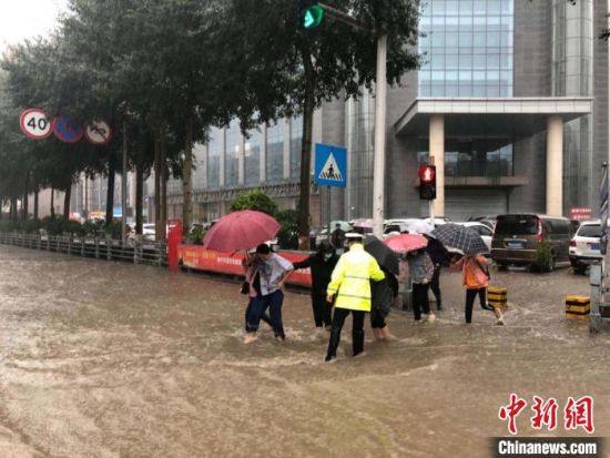  8月28日，青海省東部出現(xiàn)強(qiáng)降水天氣過(guò)程，其中西寧地區(qū)出現(xiàn)入汛以來(lái)雨量最大、強(qiáng)度最大的強(qiáng)降水過(guò)程。西寧交警供圖