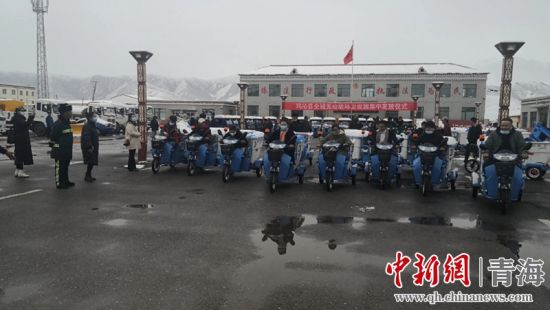 圖為環(huán)衛(wèi)設(shè)施集中發(fā)放儀式現(xiàn)場。甘恩超 攝