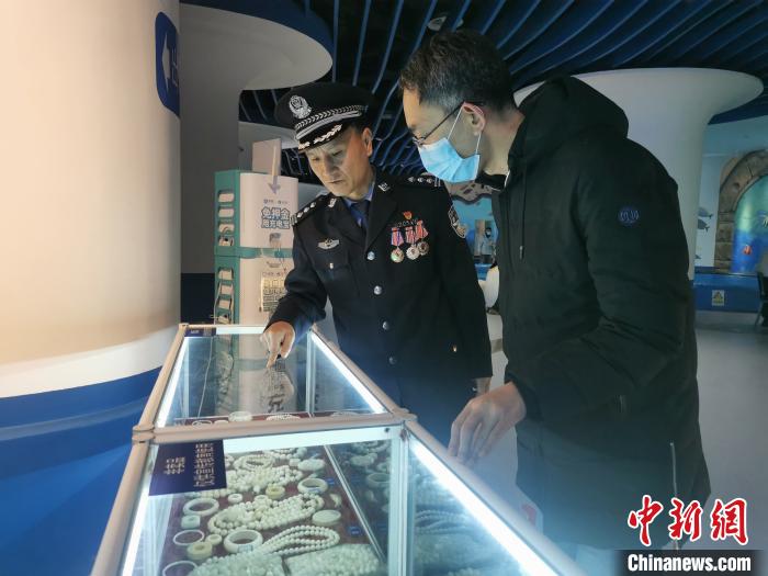 圖為森林警察為游客講解查獲這些象牙制品過程中發(fā)生的真實故事?！∥乃碱?攝