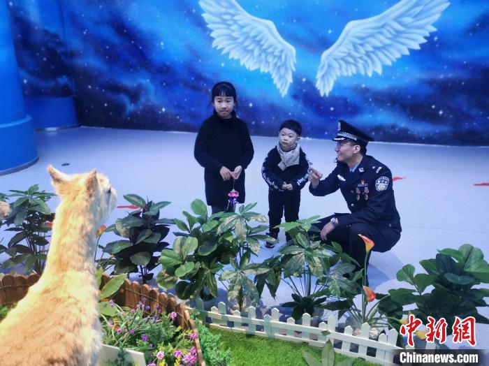 圖為森林警察為小朋友科普野生動物保護知識?！∥乃碱?攝