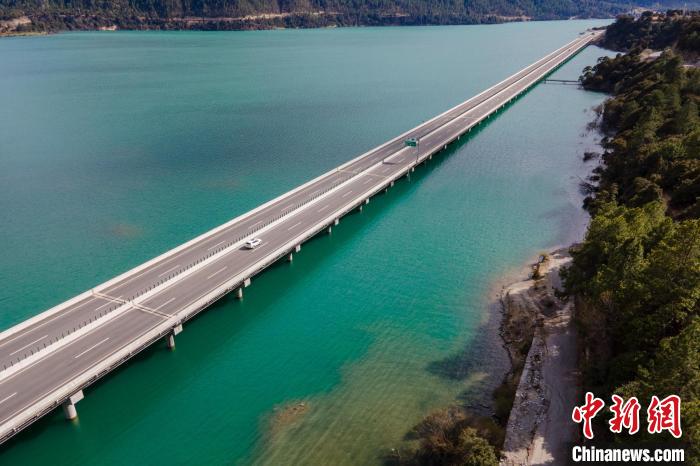 資料圖為西藏拉薩至林芝高等級公路多布湖風(fēng)光?！〗w波 攝