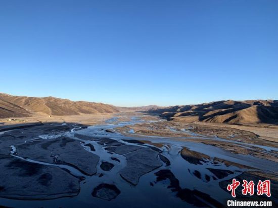 圖為三江源腹地，黃河流經(jīng)達(dá)日縣。（資料圖） 孫睿 攝 　　