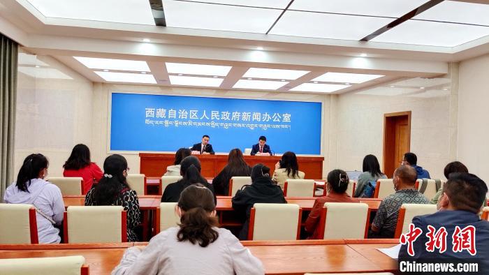 圖為西藏阿里地區(qū)在拉薩召開(kāi)新聞發(fā)布會(huì)，發(fā)布西藏和平解放70年來(lái)阿里地區(qū)經(jīng)濟(jì)社會(huì)發(fā)展成就?！∝暽＠?攝