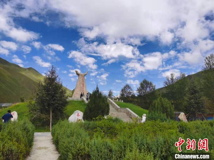 圖為三江源自然保護區(qū)紀念碑。　青海省文化和旅游廳供圖