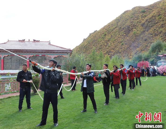 圖為護(hù)林員體驗(yàn)架設(shè)水泵?！〔际猩窒乐ш?duì) 供圖