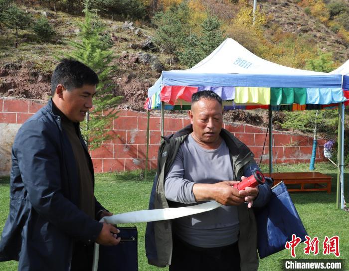 圖為護(hù)林員操作體驗(yàn)滅火裝備?！〔际猩窒乐ш?duì) 供圖