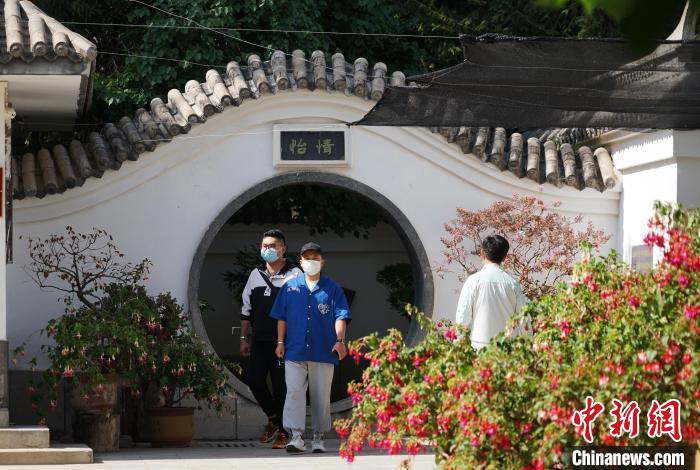 圖為市民在西寧園林植物園內(nèi)觀花賞景。　馬銘言 攝
