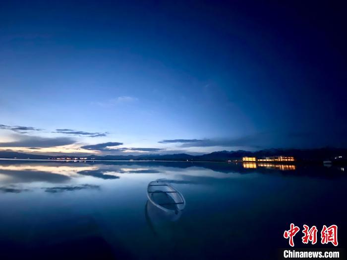 圖為茶卡天空壹號(hào)景區(qū)?！±罱瓕?攝