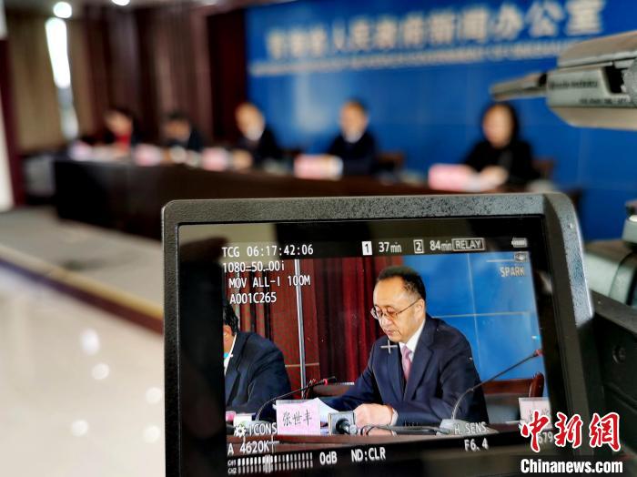 圖為青海省水利廳廳長(zhǎng)張世豐參加新聞發(fā)布會(huì)?！?zhí)砀?攝