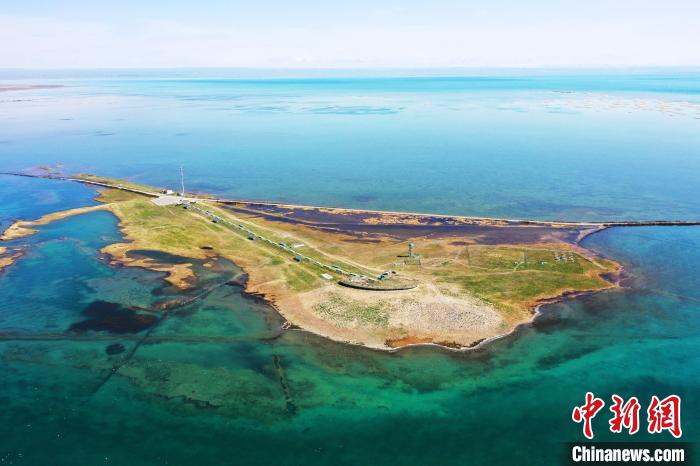 圖為無(wú)人機(jī)航拍青海湖?！≮w海梅 攝