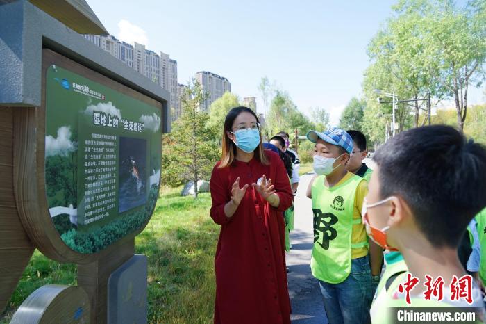 圖為小朋友在青海西寧湟水國家濕地公園內(nèi)學(xué)習(xí)濕地知識?！●R銘言 攝