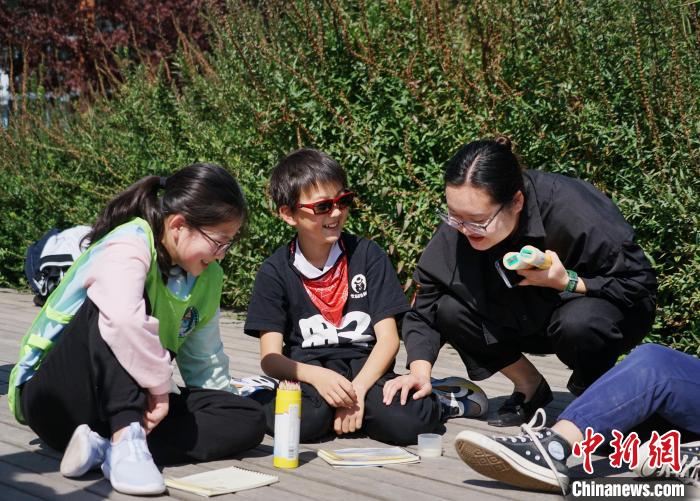 圖為小朋友在青海西寧湟水國家濕地公園內(nèi)認(rèn)識植物并進(jìn)行繪畫?！●R銘言 攝