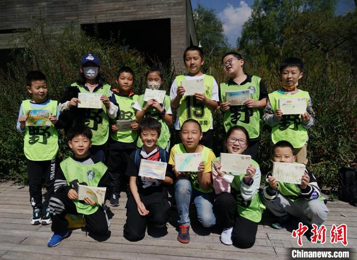圖為小朋友展示學(xué)習(xí)成果。　馬銘言 攝