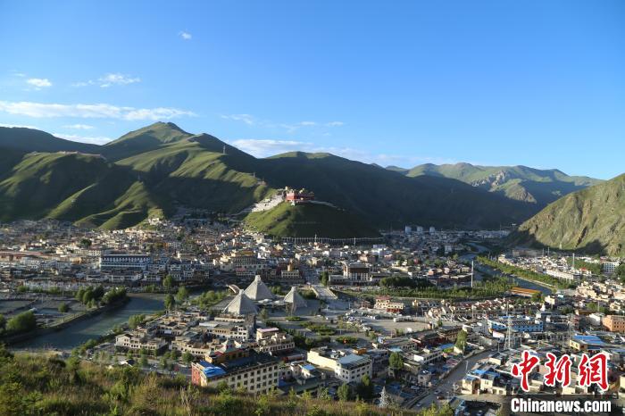 圖為航拍玉樹市?！∮駱涫形麄鞑抗﹫D