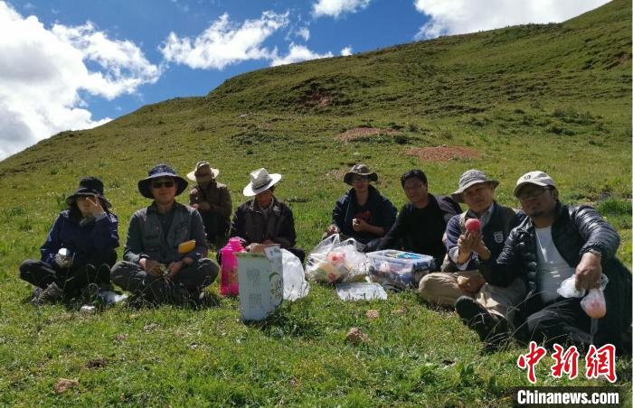 科研團(tuán)隊在熱魯盆地工作合影?！≈锌圃呵嗖馗咴?供圖