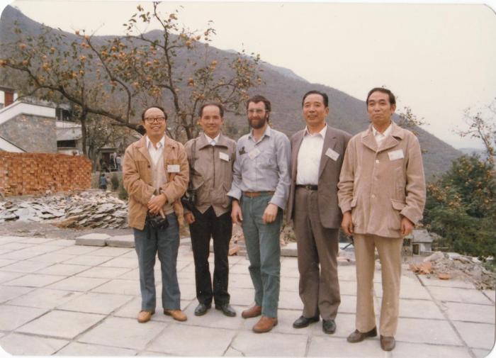 1987年早期脊椎動(dòng)物國(guó)際研討會(huì)在中國(guó)舉行，劉玉海先生(右一)與中外同行專家合影。　Gavin Young(澳大利亞) 供圖
