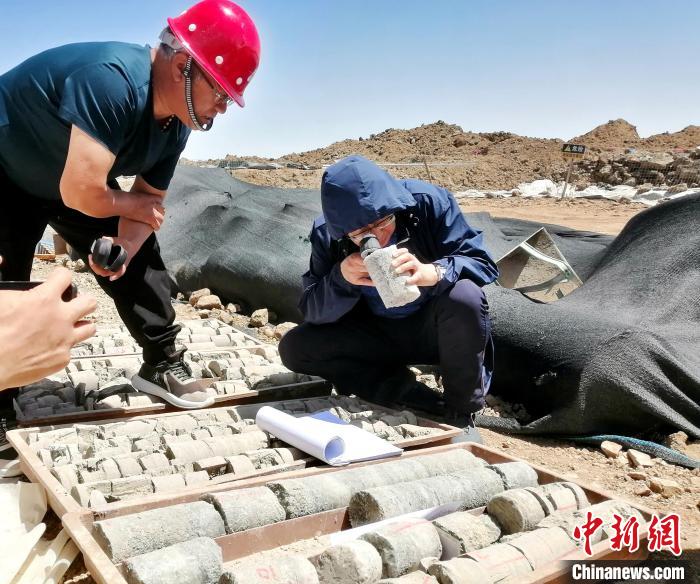 圖為地質(zhì)專家觀察含鹽地層。(資料圖) 柴綜院 供圖