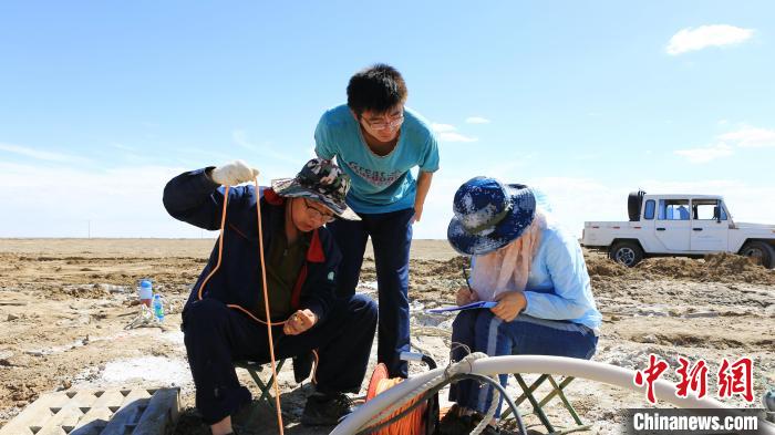 圖為專家測量鹽湖鹵水水位。(資料圖) 柴綜院 供圖