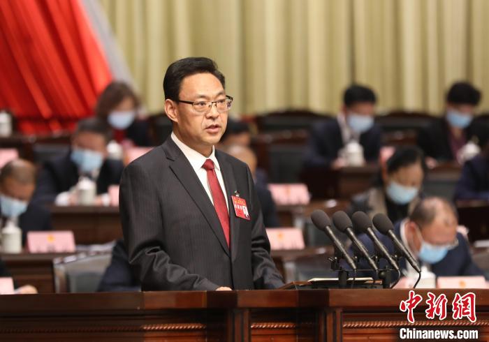 圖為青海省西寧市人民政府代市長(zhǎng)石建平作政府工作報(bào)告。　祁增蓓 攝