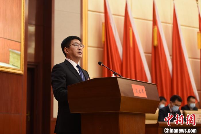 圖為青海省果洛州人民政府州長葉萬彬作政府工作報(bào)告?！　《嘟馨盒?攝