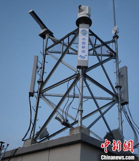 資料圖為建在龍羊峽湖區(qū)內(nèi)的5G基站。　青海移動海南分公司供圖