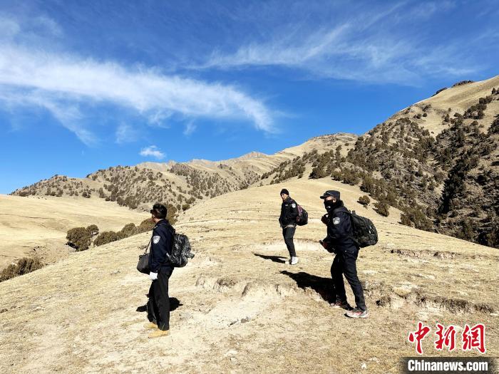 圖為生態(tài)管護人員開展巡護。　丁巴達杰 攝