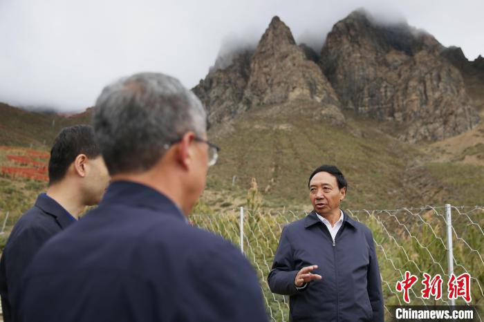 圖為西藏自治區(qū)人大常委會(huì)副主任、拉薩南北山綠化指揮部副總指揮江白(右)。　貢確 攝