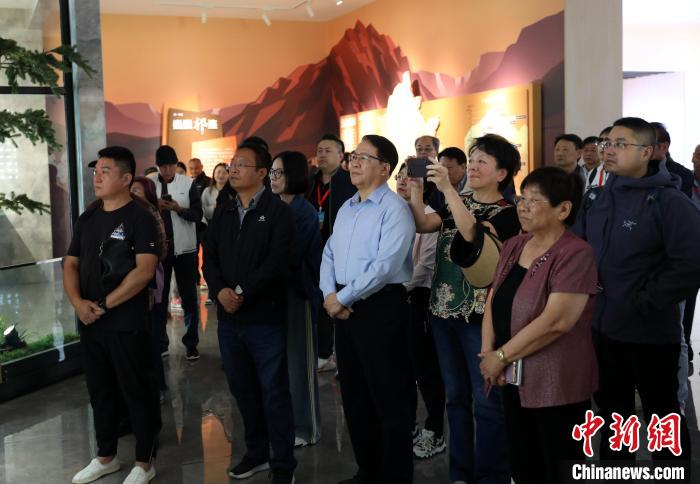 圖為臺(tái)商參訪祁連山國(guó)家公園生態(tài)科普館。　薛蒂 攝
