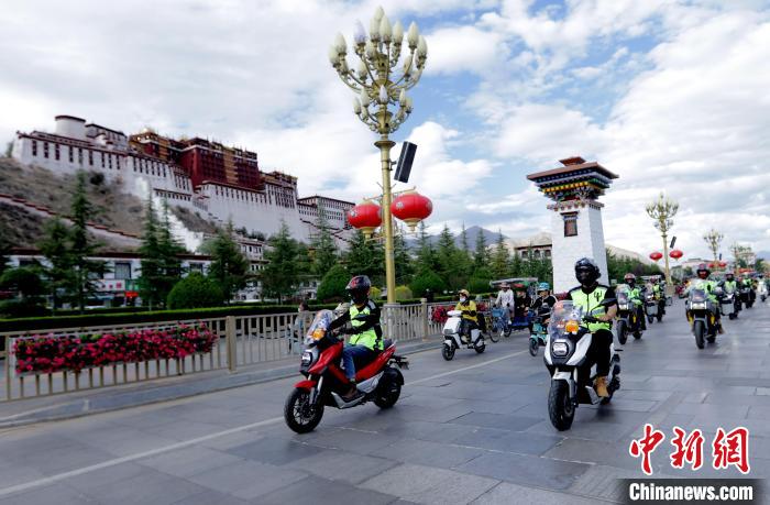 圖為2023年極地G219集結(jié)賽暨金卡納場地賽選手途經(jīng)拉薩布達(dá)拉宮。　游牧地球供圖