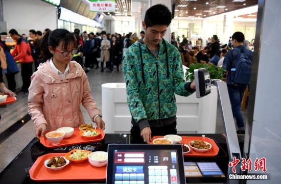 資料圖：某高校食堂學(xué)生在打飯。中新社記者 韓蘇原 攝