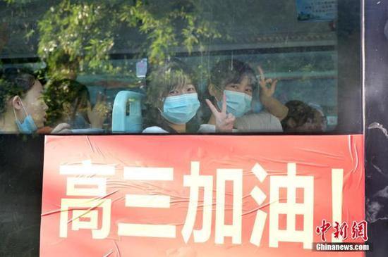 資料圖：2020年7月，廣西南寧沛鴻民族中學(xué)內(nèi)，高三學(xué)生乘坐高考專車前往考點。 中新社記者 俞靖 攝