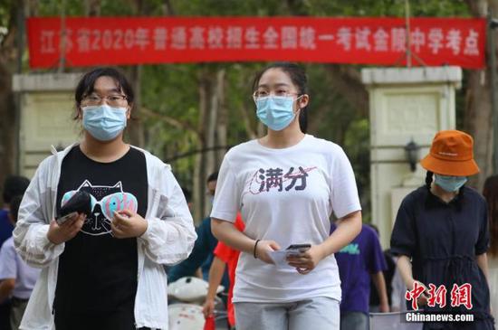 資料圖：2020年7月6日，江蘇南京一處考點(diǎn)，高考考生看完考場后走出考點(diǎn)。 中新社記者 泱波 攝