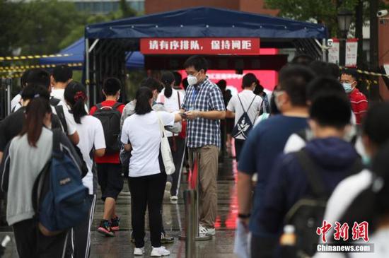 資料圖：2020年7月，上?？忌饺敫呖伎紙?。張亨偉 攝