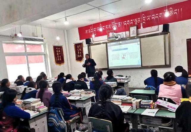 學(xué)生在免費輔導(dǎo)班上課。　尼瑪初 攝