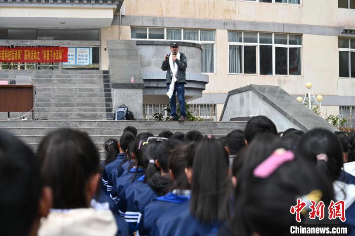 圖為西藏大學(xué)教授寧長(zhǎng)春為中學(xué)生授課?！≮w朗 攝