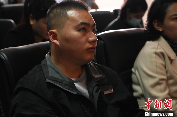 圖為企業(yè)工作人員參加講座?！≮w朗 攝