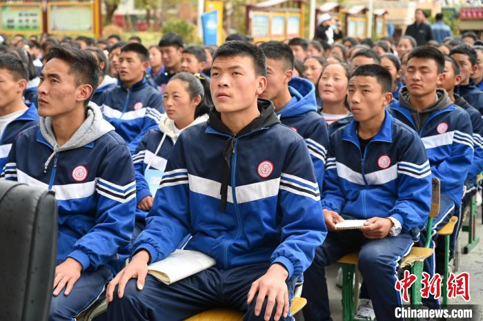 圖為昌都市第五高級(jí)中學(xué)學(xué)生參加授課。　趙朗 攝
