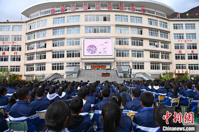 圖為昌都市第五高級(jí)中學(xué)全體學(xué)生參加授課?！≮w朗 攝