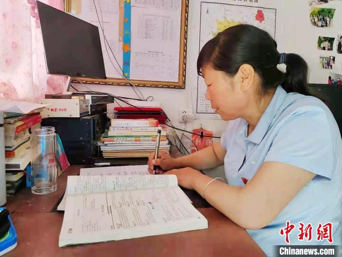 甘肅環(huán)縣“全能老師”堅(jiān)守“麻雀學(xué)?！保簩W(xué)生在，我就在