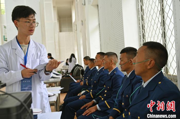 圖為研究團(tuán)隊(duì)成員登記消防員信息?！≮w朗 攝