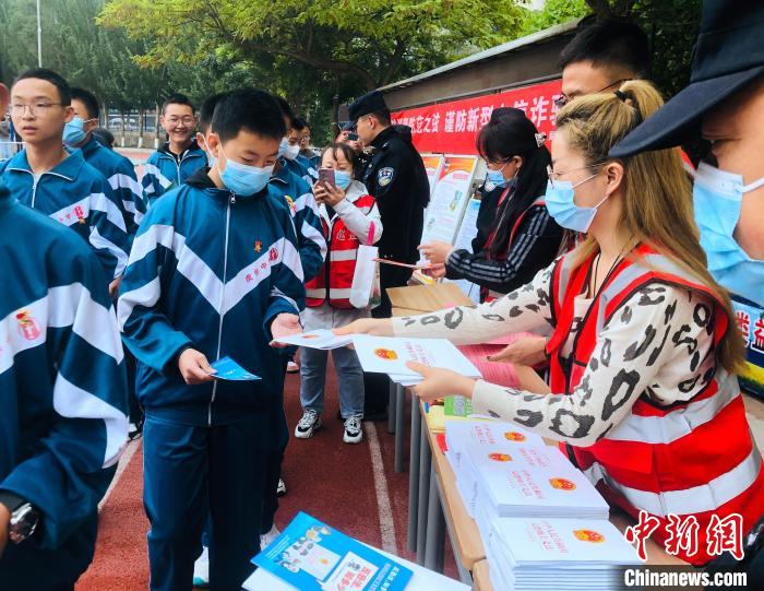 圖為西寧市法制宣傳進(jìn)校園?！∥鲗幨谐俏鲄^(qū)供圖